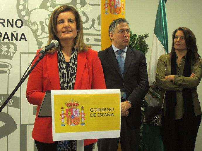 Fátima Báñez durante su discurso en presencia de Tomás Burgos y Camen Crespo.