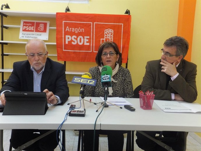 Víctor Morlán (izda) Elisa Sancho y el senador José María Becana