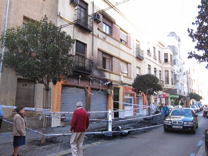 Vivienda afectada por la quema de contedores en Alcalde Muñoz