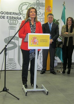 Fátima Báñez, durante su discurso en presencia de Tomás Burgos y Carmen Cerspo.