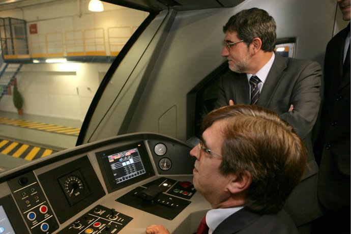 Francesc Antich en una de las nuevas máquinas de tren