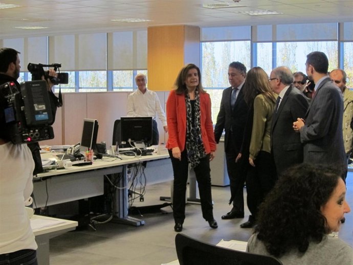 Báñez, junto a Burgos y Crespo, recorre la nueva sede del INSS en Jaén.