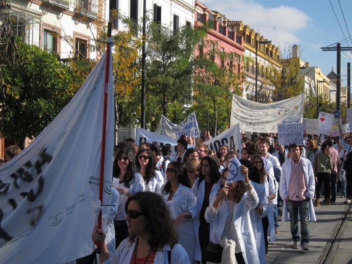 Sanitarios residentes protestan por los recortes del SAS