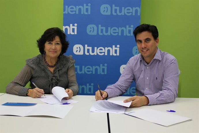 Gaitán y Muriel durante la firma del convenio