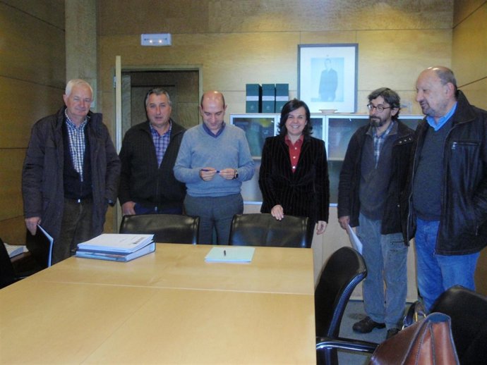 La consejera de Agroganadería, en el centro        