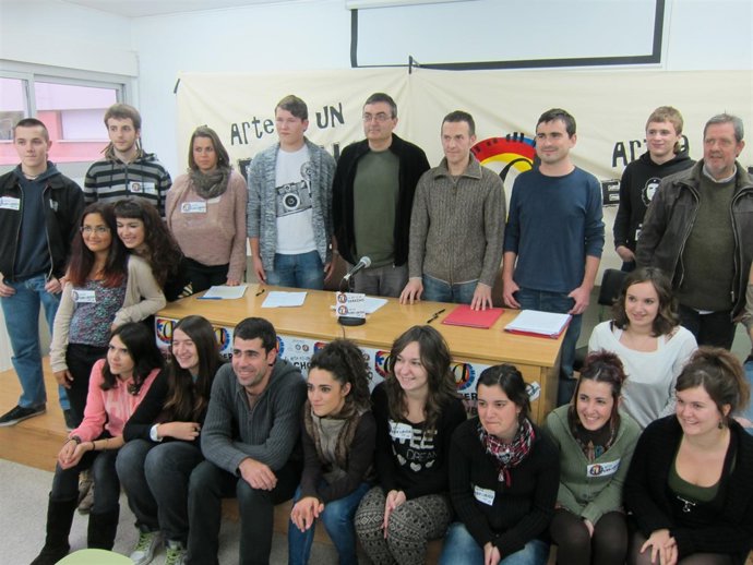 Estudiantes de bachillerato de artes escénicas junto a profesores del IES Alaitz