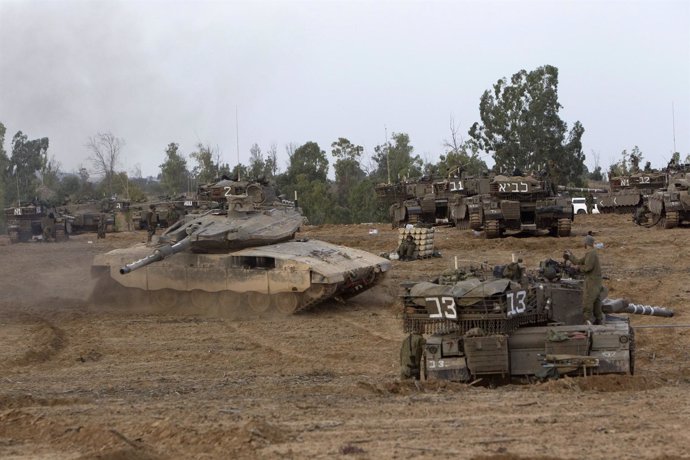Tanques israelíes se preparan para una posible operación terrestre sobre Gaza