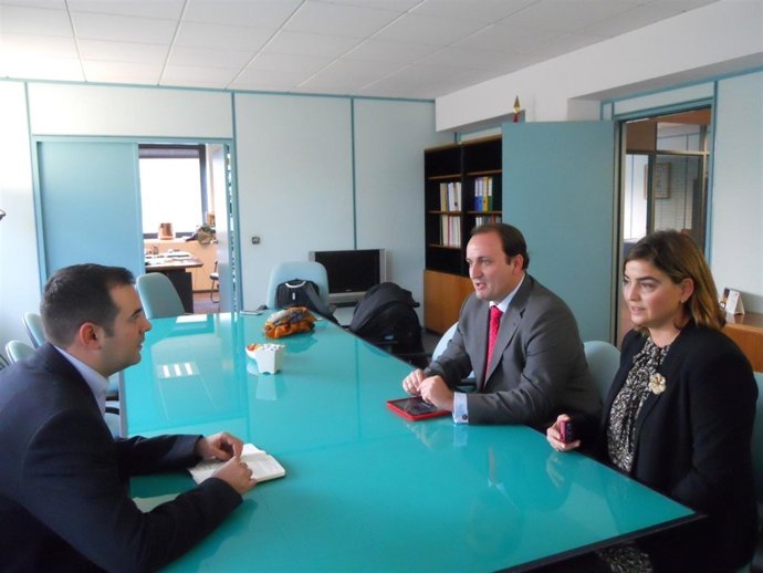 El viceconsejero de Turismo, la gerente de Turismo y el director de OET