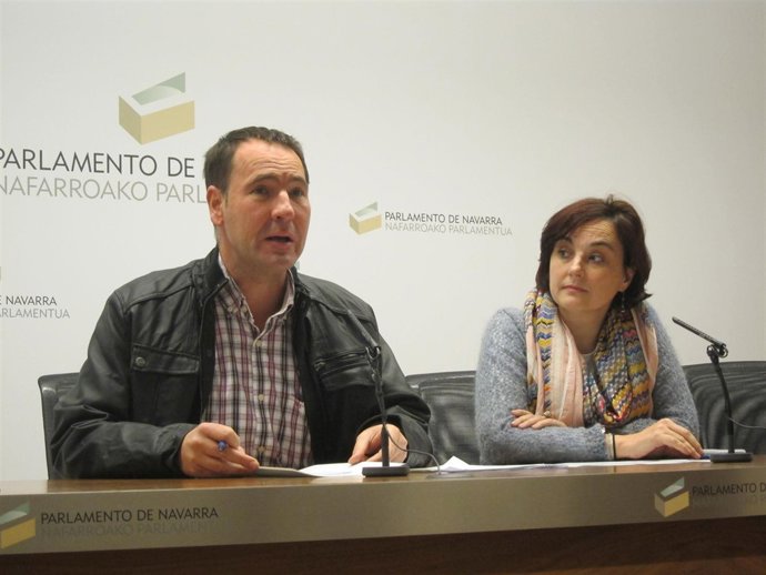 Los parlamentarios de NaBai Xabi Lasa y Nekane Pérez.