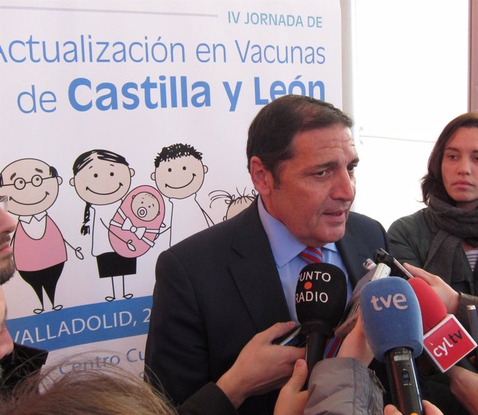 Sáez Aguado atiende a los medios en la IV Jornada de Actualización en Vacunas