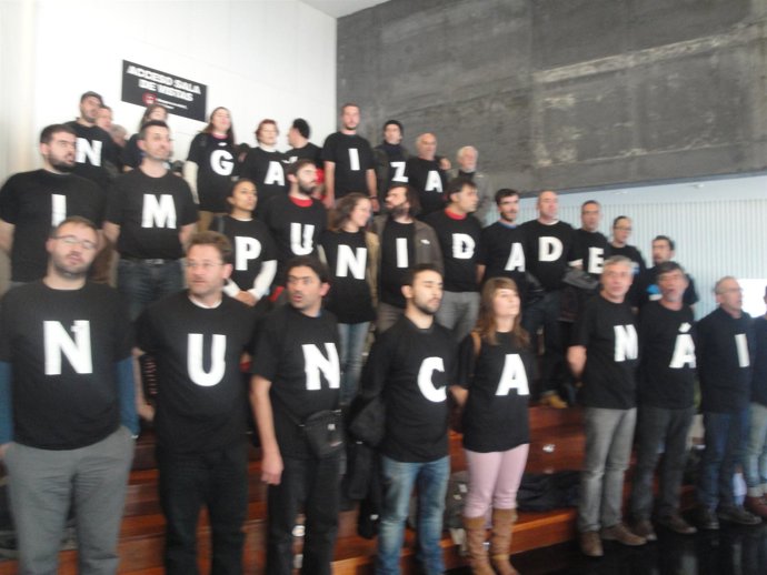 Protesta de Nunca Máis en el juicio del Prestige