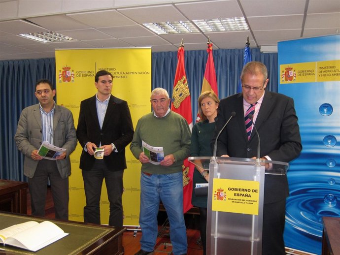 Los munícipes junto a la directora de AcuaNorte y el subdelegado.