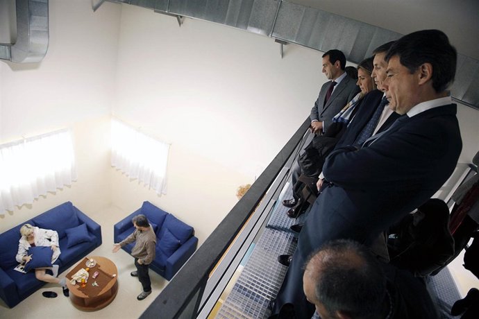 Imagen durante el simulacro sobre violencia de género con Gonzñález y Victoria