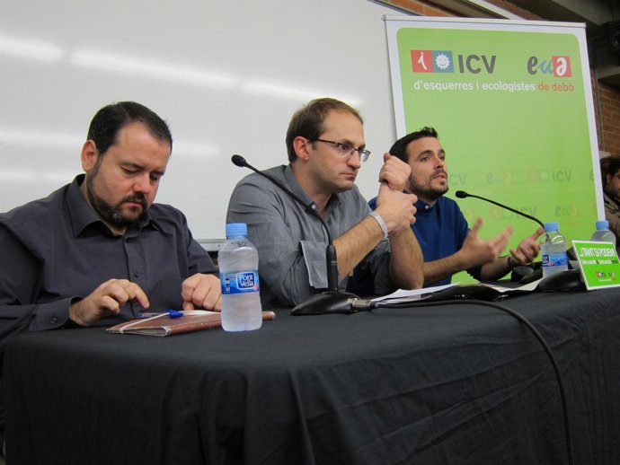 J.Mena, J.Herrera (ICV-EUiA) y A.Garzón (IU) en un acto en la UB