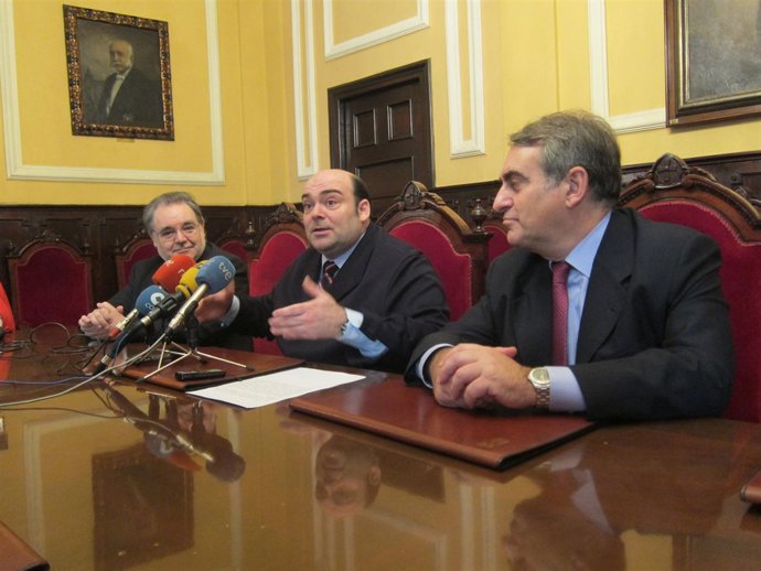 Por la izquierda, González, Caunedo y Ramón García Cañal, en la presentación.