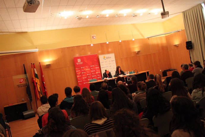 Conferencia en la Universidad de La Rioja de José María Serrano