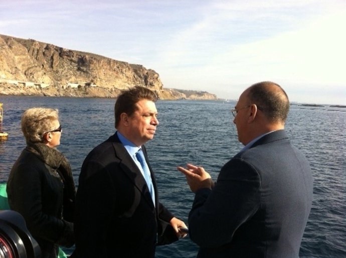 Planas visita las piscifactorias de Piagua en un barco de Inspección Pesquera