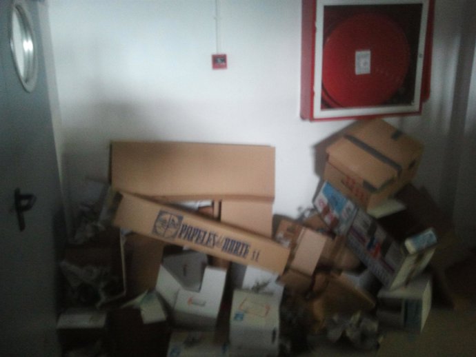 La basura bloquea la puerta de emergencia