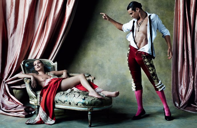 Kate Moss y José María Manzanares posan para Mario Testino en Vogue España