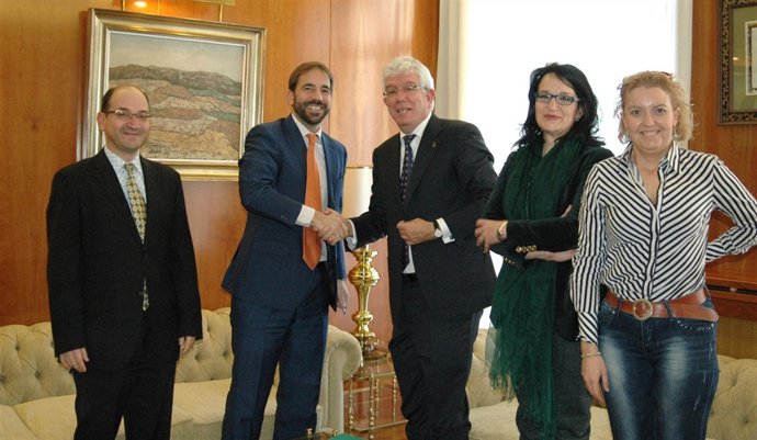 Daniel Tejada (2ºI) y el rector (C)