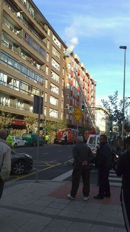 Los bomberos con la autoescala en un incendio en Marqués de la Hermida