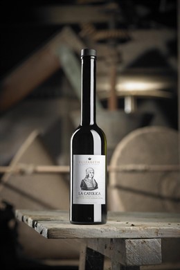 Botella de aceite de oliva virgen extra La Católica homejea a la Reina Isabel.