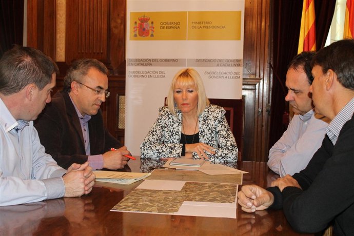 La subdelegada de Lleida I.Manso en una reunión con alcaldes
