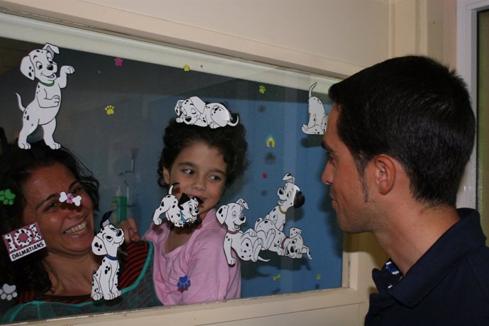 Contador visita a niños ingresados en Hospital Materno Infantil de Gran Canaria