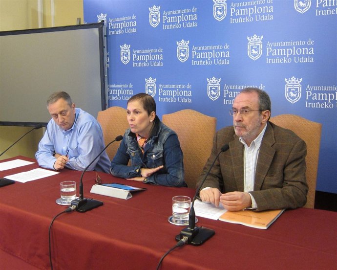 Los concejales de NaBai Javier Leoz (i), Uxue Barkos e Iñaki Cabasés.