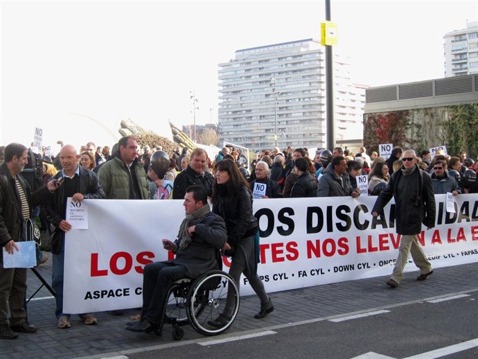 Discapacitados concentrados en Valladolid ante la Delegación del Gobierno.