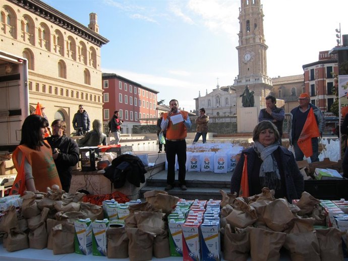 UPA-Aragón entrega productos agrarios en Zaragoza.