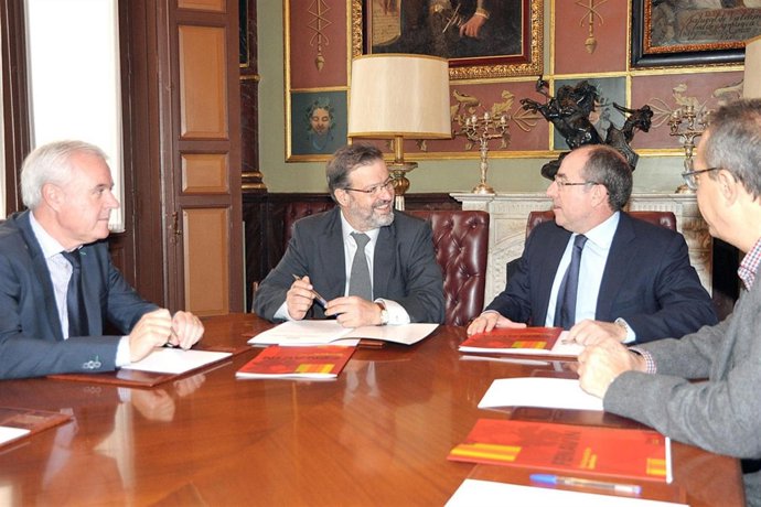 De Lara y León durante la firma 