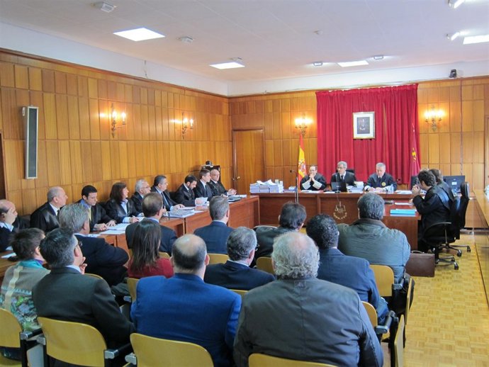 Los Imputados En El Banquillo Frente Tribunal Que Los Enjuiciará En Caso Tótem