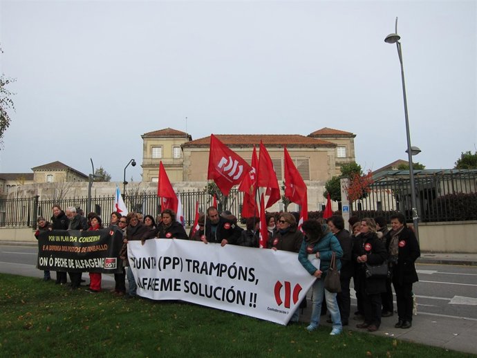 Las trabajadoras de Alfageme concentradas ante la sede de la Xunta