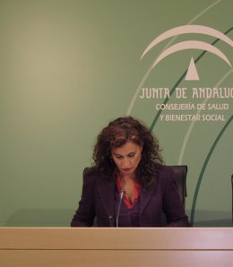 La consejera de Salud, María Jesús Montero, durante la rueda de prensa
