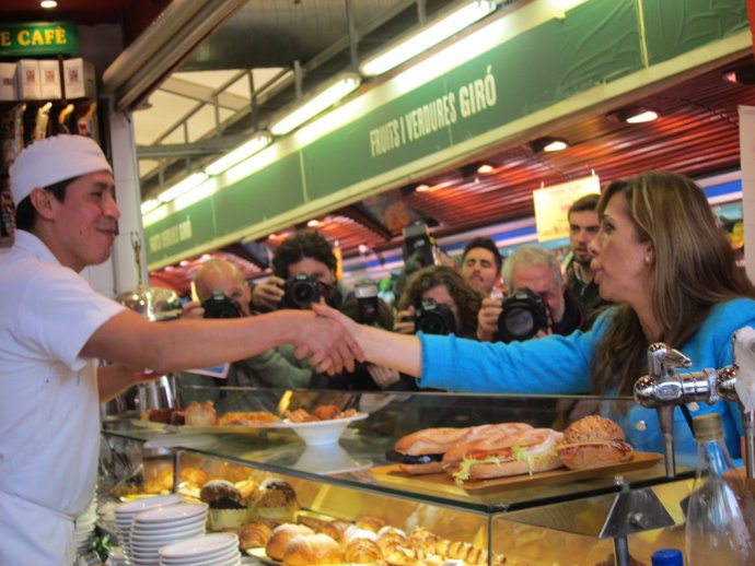 Alicia Sánchez Camacho, en una visita al Mercat de Sant Antoni