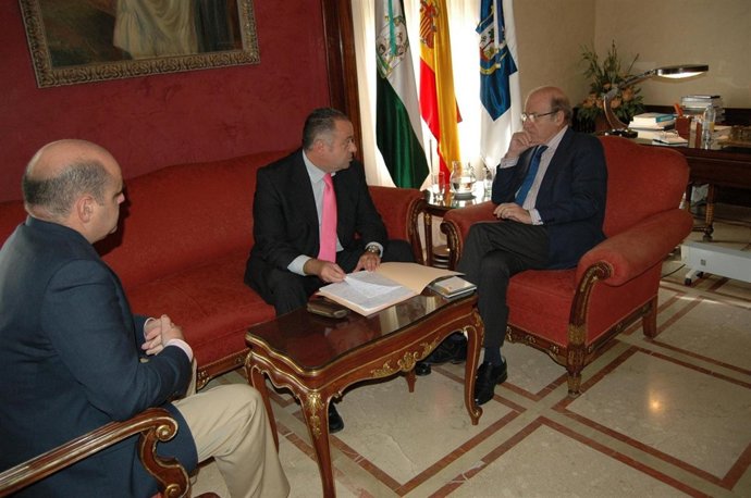 El alcalde de Huelva, Pedro Rodríguez, y el concejal Juan Carlos Adame.