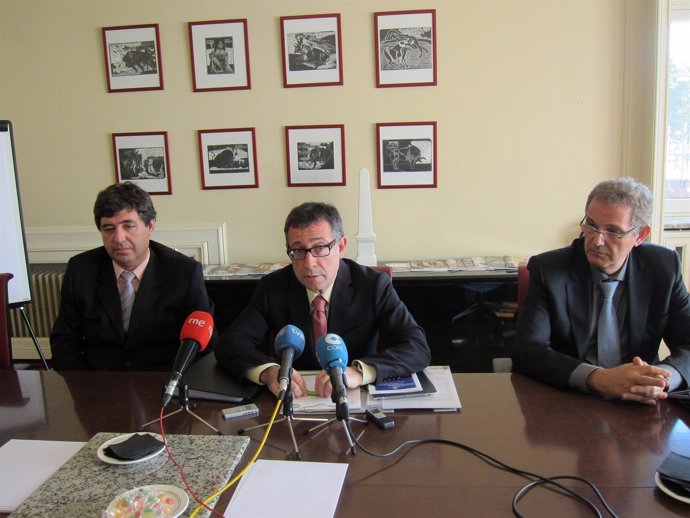 Serrano, Vecina y Soler en la rueda de prensa.