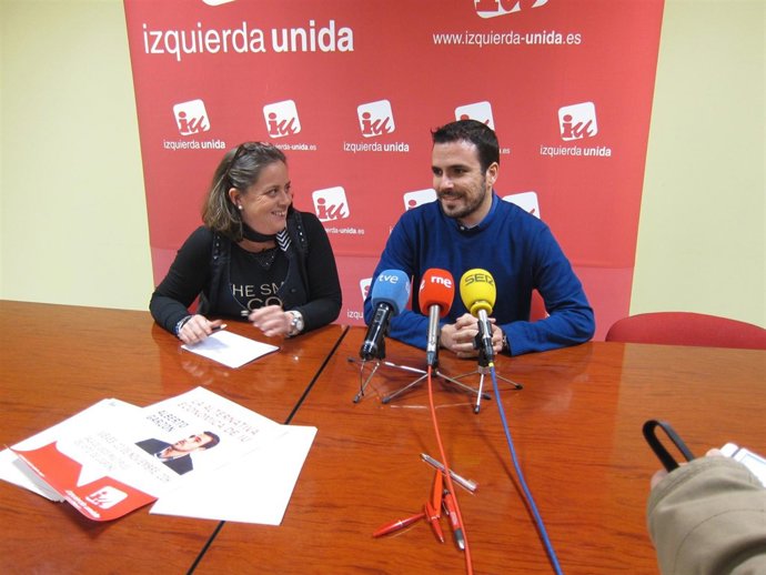 La coordinadora de IU La Rioja, Henar Moreno, y el diputado, Alberto Garzón