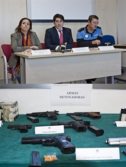 Momento de la rueda de prensa con Pérez, y armas incautadas