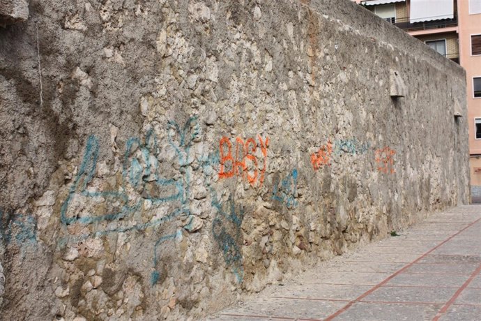 Imagen Con Las Pintadas En El Patio De Los Silos