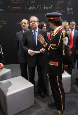 Herrera escucha las explicaciones ofrecidas en una sala del expositor de CyL