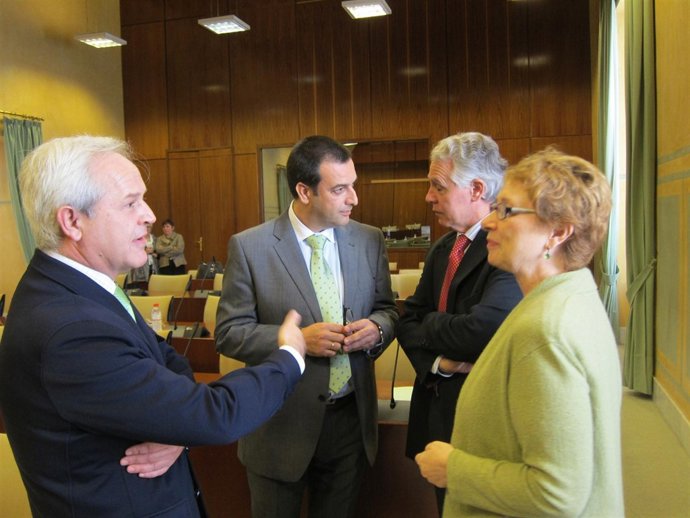 Consejera de Hacienda y Admon Pública, Carmen Martinez Aguayo, con diputados