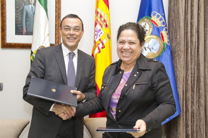 El presidente de la Diputación de Huelva, Ignacio Caraballo, y Manuela de Paz.