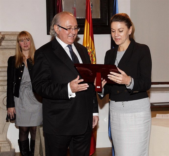 Cospedal recibe la placa de la fundación