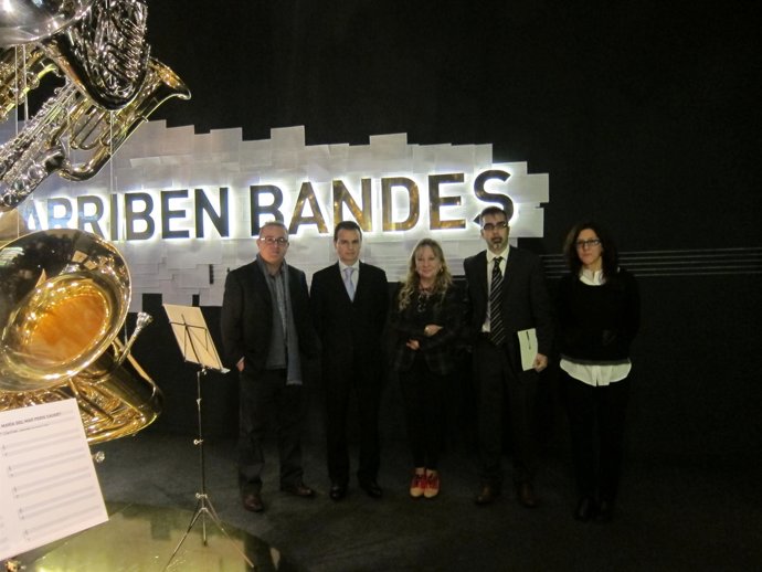 Puchalt y Seguí junto a los comisarios de la exposición de bandas