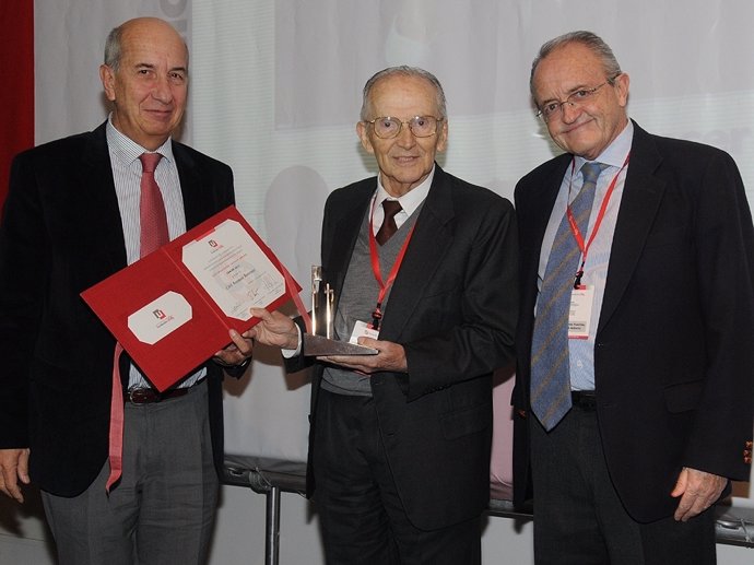 Premio a una carrera distinguida al profesor Ciril Rozman