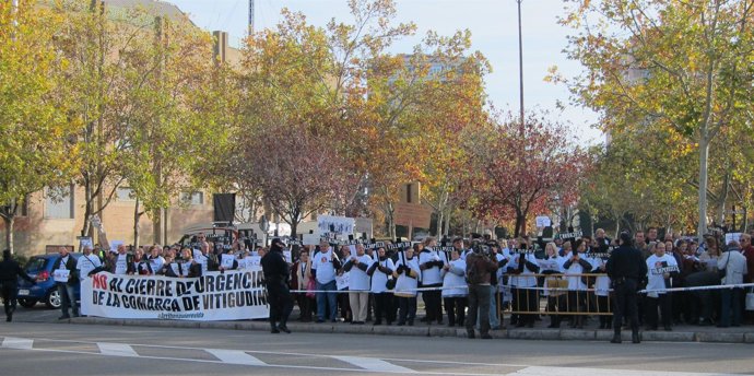 Manifestantes de Los Arribes se concentran ante la Feria de Muestras