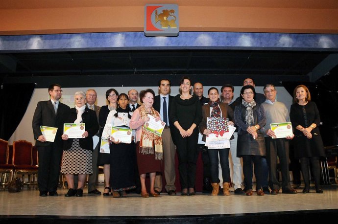 Ceballos (centro) con los premiados