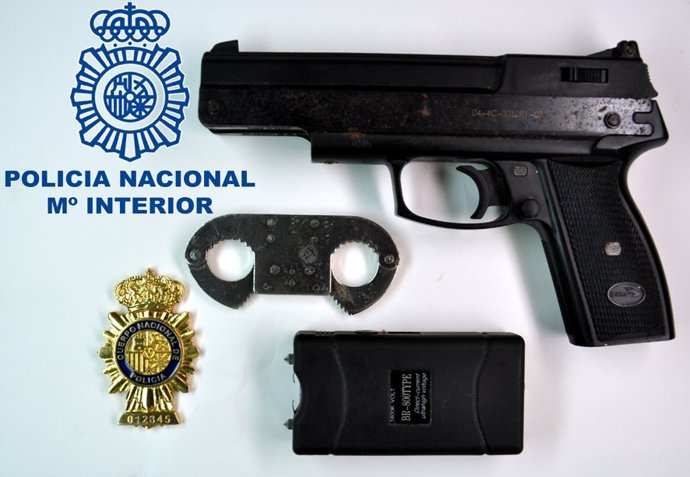 Placa de Policía, grilletes, pistola de aire comprimido y pistola eléctrica